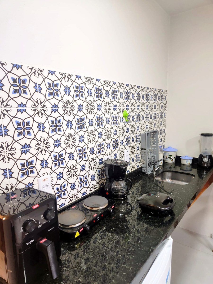 Cozinha equipada do quarto Resende com eletrodomésticos e utensílios
